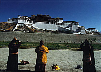 这是浙江4个客人(3个外国人和1个中国人)的西藏行程